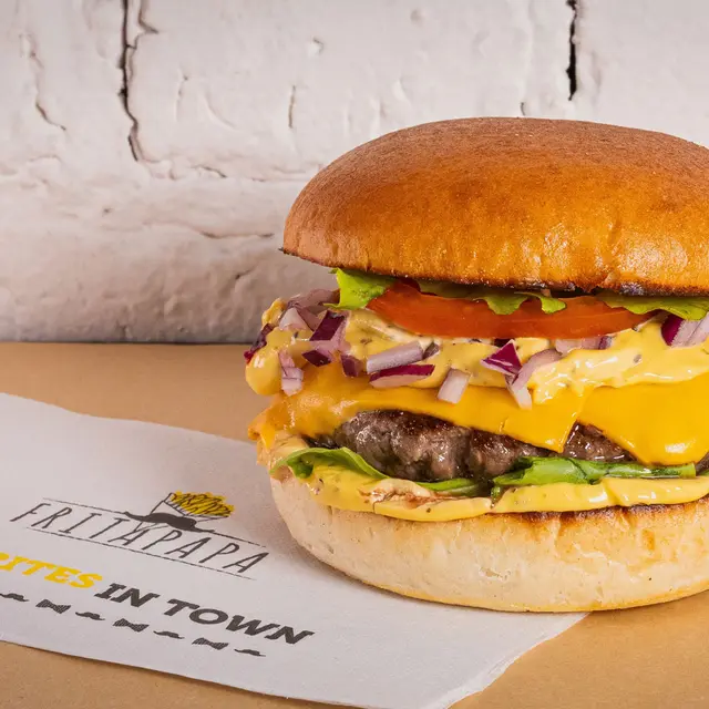 Burger pur bœuf Fritapapa préparé avec de la viande Rouge de Famenne